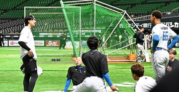 万波中正（右）ら日本ハムナインに挨拶するソフトバンク・上沢直之（左）
