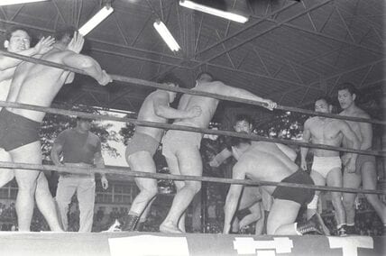 奉納プロレスのバトルロイヤルに参加する猪木(右奥)。レフェリーは力道山(左から3人目)が務めた