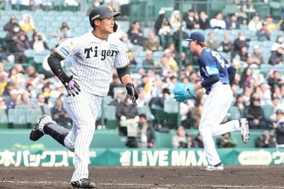 センターへの勝ち越しのタイムリーヒットを放った西純矢