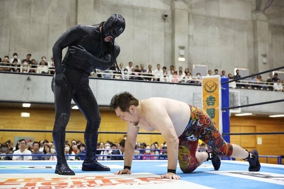 両国でTV王座戦が組まれず、矢野通(右)に八つ当たりする王座シュン・スカイウォーカー