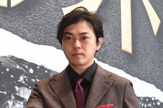 鷲尾武尊を演じる勝地涼