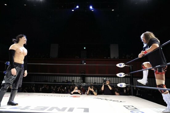 対峙するOZAWA（左）と内藤哲也（プロレスリング・ノア提供）