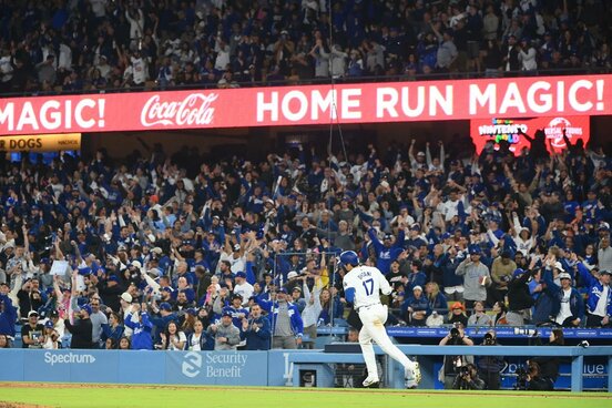 大歓声の中、ベースを1周する大谷