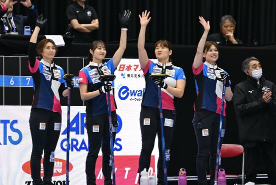 歓声に応えるフォルティウスの選手ら。左から吉村紗也香、小林未奈、小谷優奈、小野寺佳歩=JCA(H.IDE)