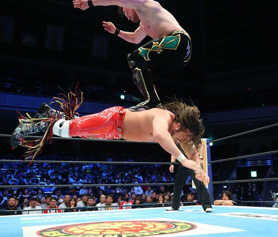 カラム・ニューマン(上)にジーンブラスターをエクスカリバーで切り返された辻陽太