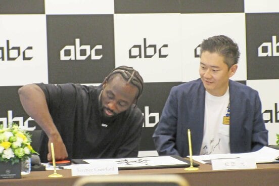 拳で捺印するテレンス・クロフォード氏と松田元abc株式会社代表取締役