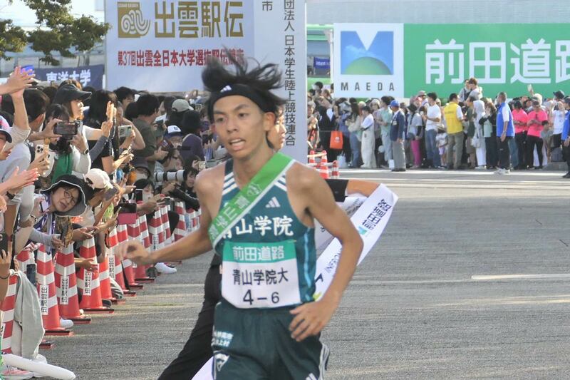 ７位でゴールする青学大アンカーの黒田朝日