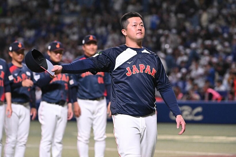 試合後、ファンにするあいさつするDeNA・牧秀悟