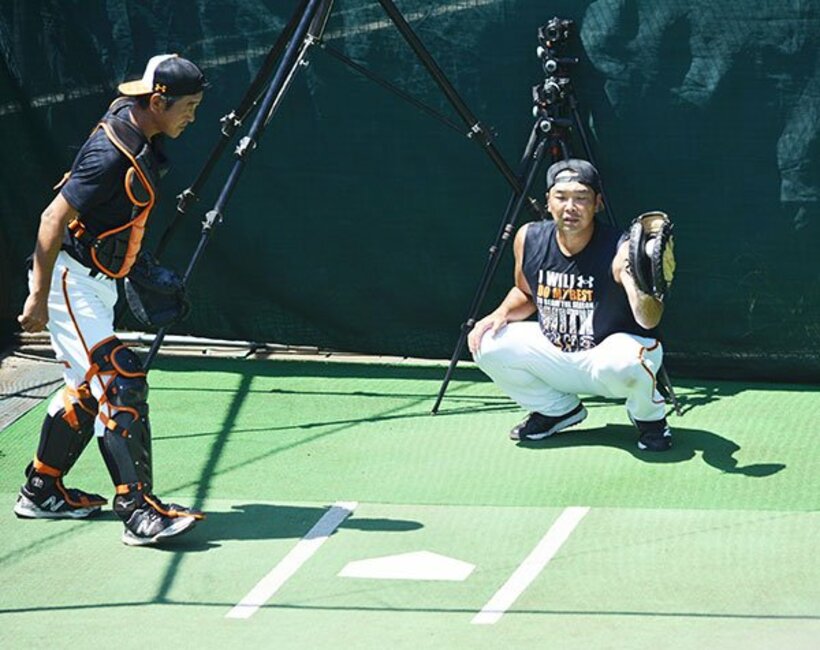  今村のブルペン投球を受ける阿部二軍監督