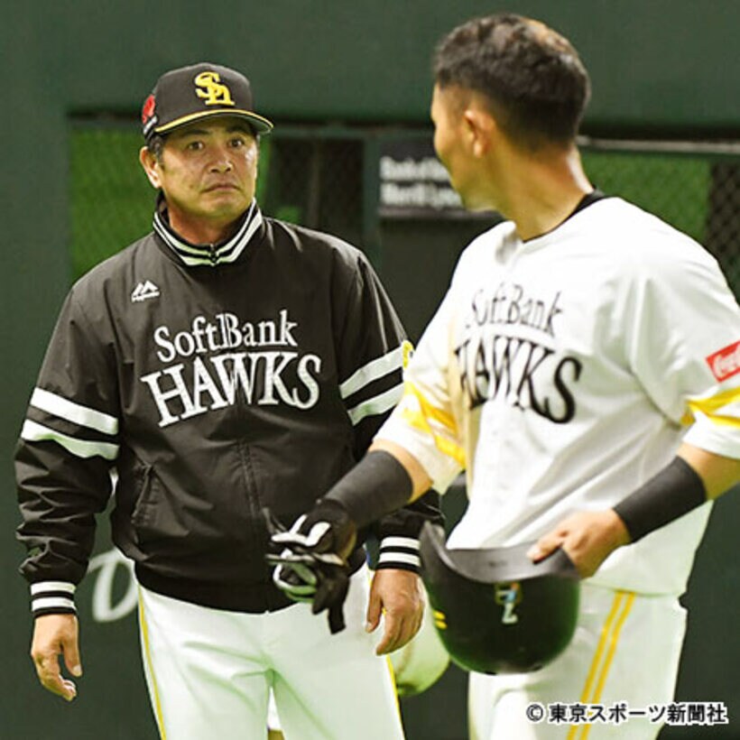  中村晃に声をかける工藤監督（左）