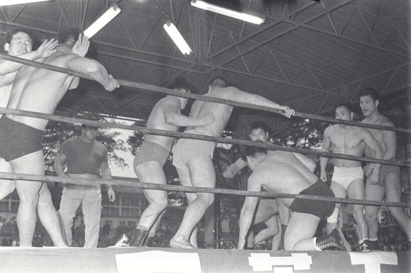 奉納プロレスのバトルロイヤルに参加する猪木（右奥）。レフェリーは力道山（左から３人目）が務めた