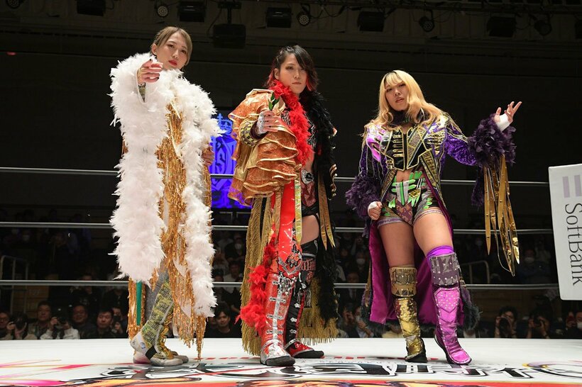 ポーズをとる（左から）上谷沙弥、林下詩美、AZM