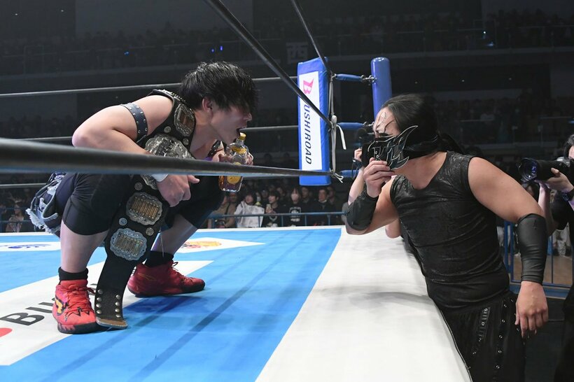 試合後に舌戦を繰り広げるYOH（左）とDOUKI