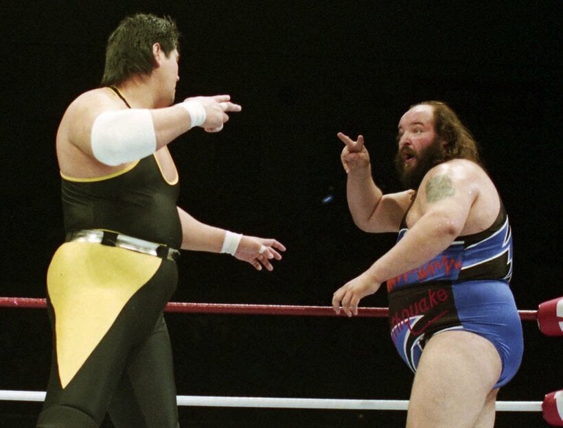  目つぶしポーズで対峙する北尾（左）とテンタ（９１年４月１日、神戸ワールド記念ホール）