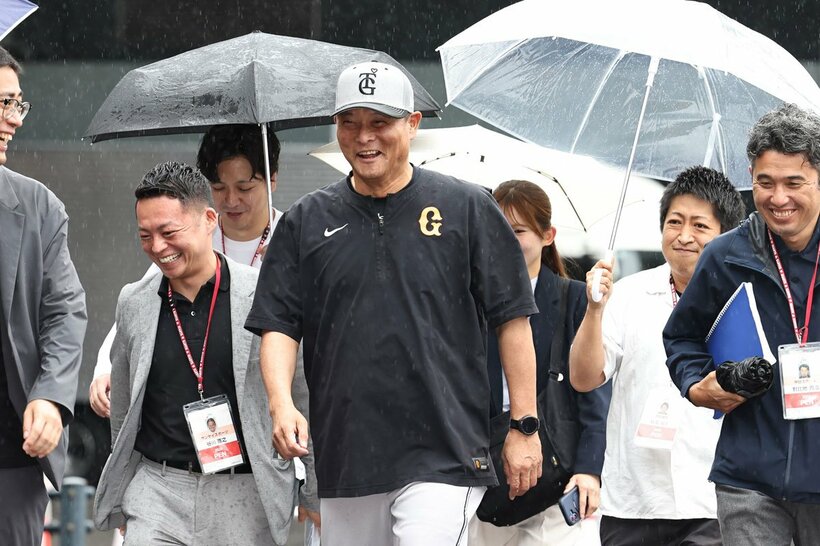 報道陣と談笑する巨人・橋上監督代行