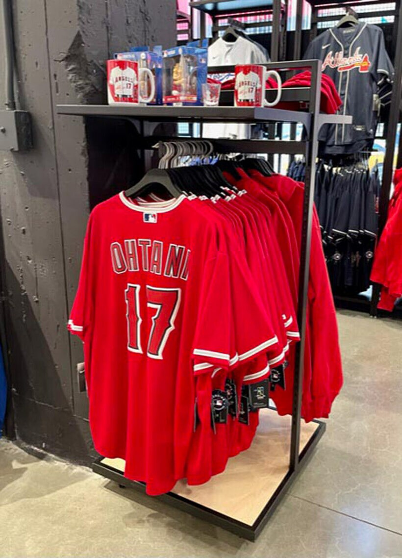  こう着状態が続く労使交渉。グッズを着て応援できる日は…（東スポWeb）