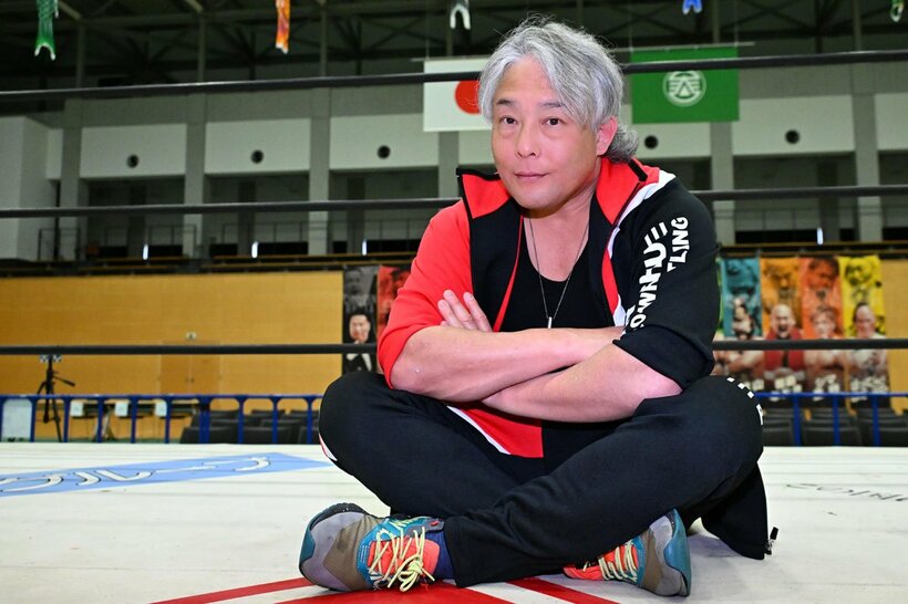 九州プロレスのリングでポーズを決めるTAJIRI