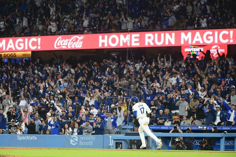 大歓声の中、ベースを１周する大谷