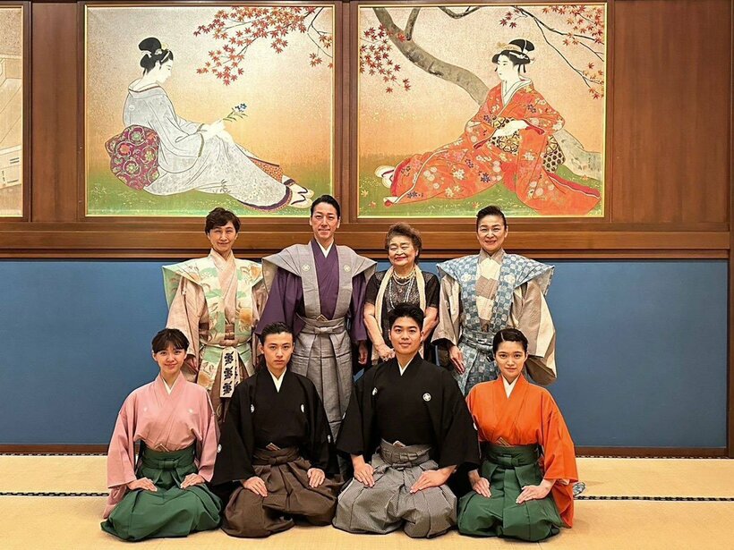 前列左から和泉采明、和泉元聖、和泉和秀、和泉慶子。後列左から三宅藤九郎、和泉元彌、和泉節子、和泉淳子