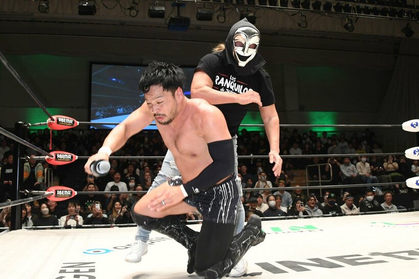 試合後のKENTA(手前)を襲撃した謎の男