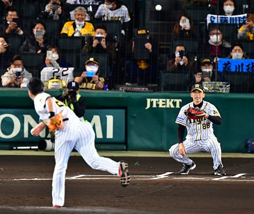 藤川の最後のストレートを受けた矢野監督