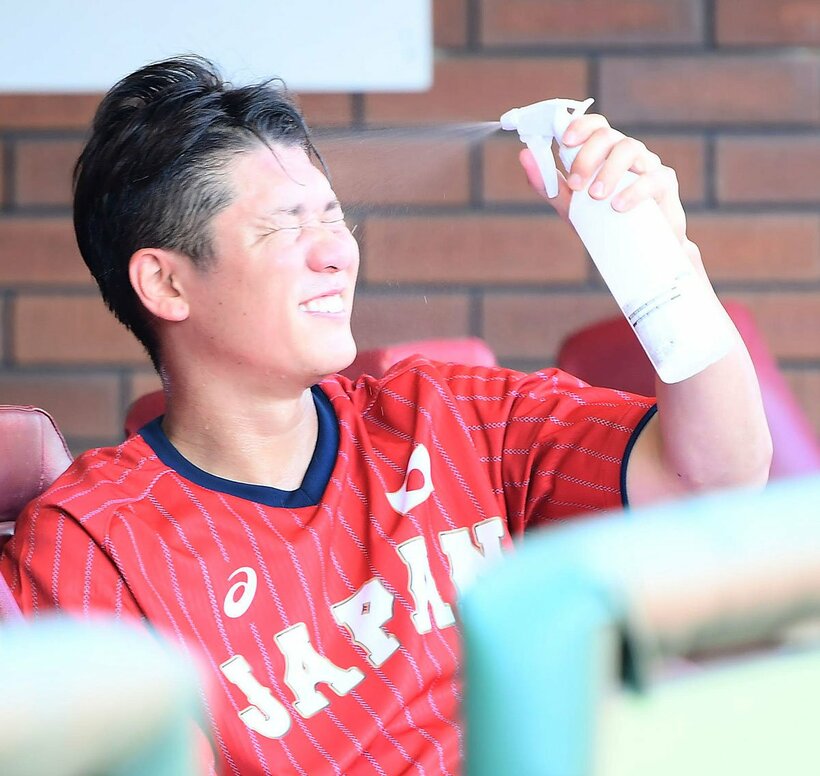 涼感スプレーを顔にかける坂本勇人