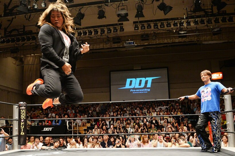 HARASHIMA（右）との対戦が決定、エアギターを披露するのは棚橋弘至（15年6月）