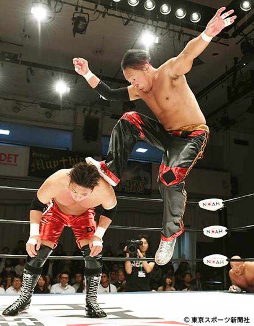  丸藤は小峠の後頭部を踏みつけた