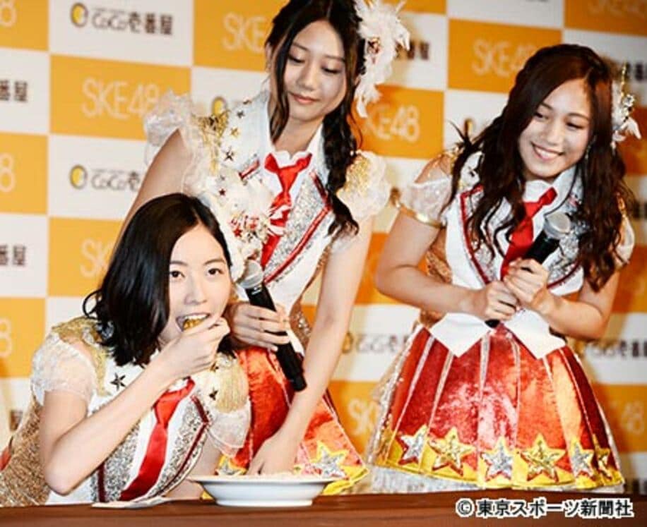 カレーを食べる松井珠理奈、古畑奈和、斉藤真木子（左から）