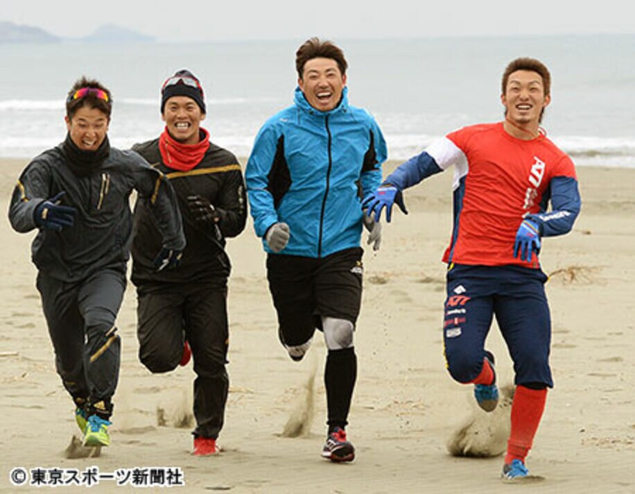 砂浜をダッシュする「チーム内川」。左から広島・上本と小窪、内川、広島・鈴木
