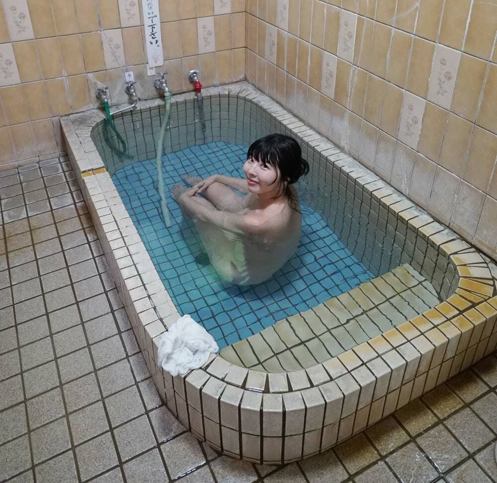 湯之元温泉「そのがしら荘」の貸し切り風呂(モデル=くまの★あすみ)