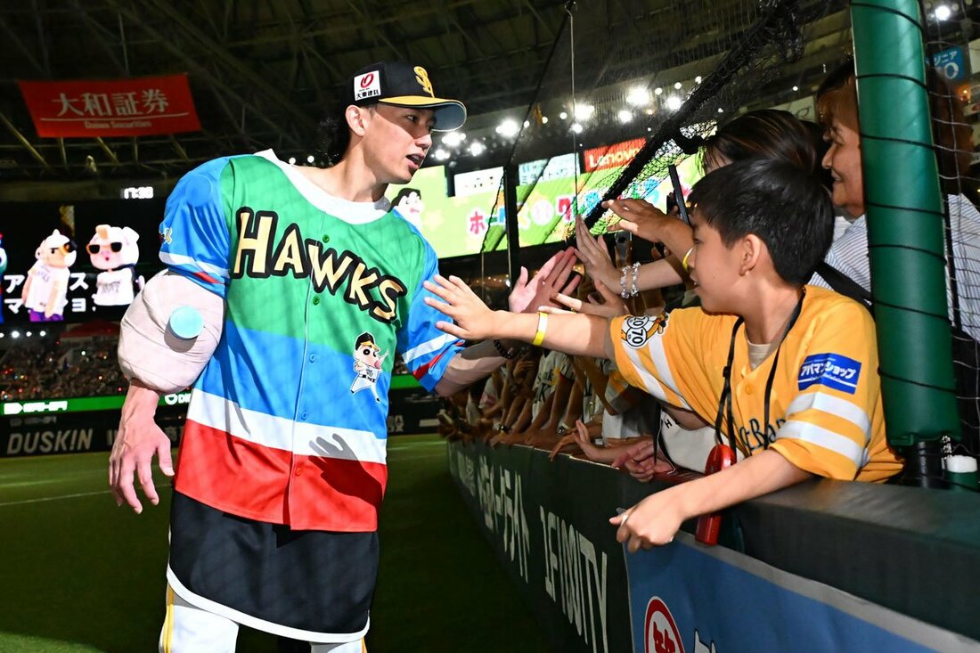 試合後、ファンとタッチするソフトバンク・大津亮介