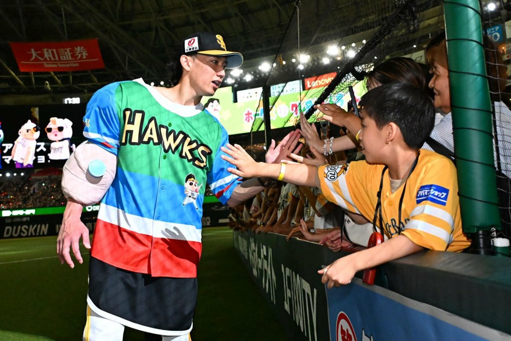 試合後、ファンとタッチするソフトバンク・大津亮介