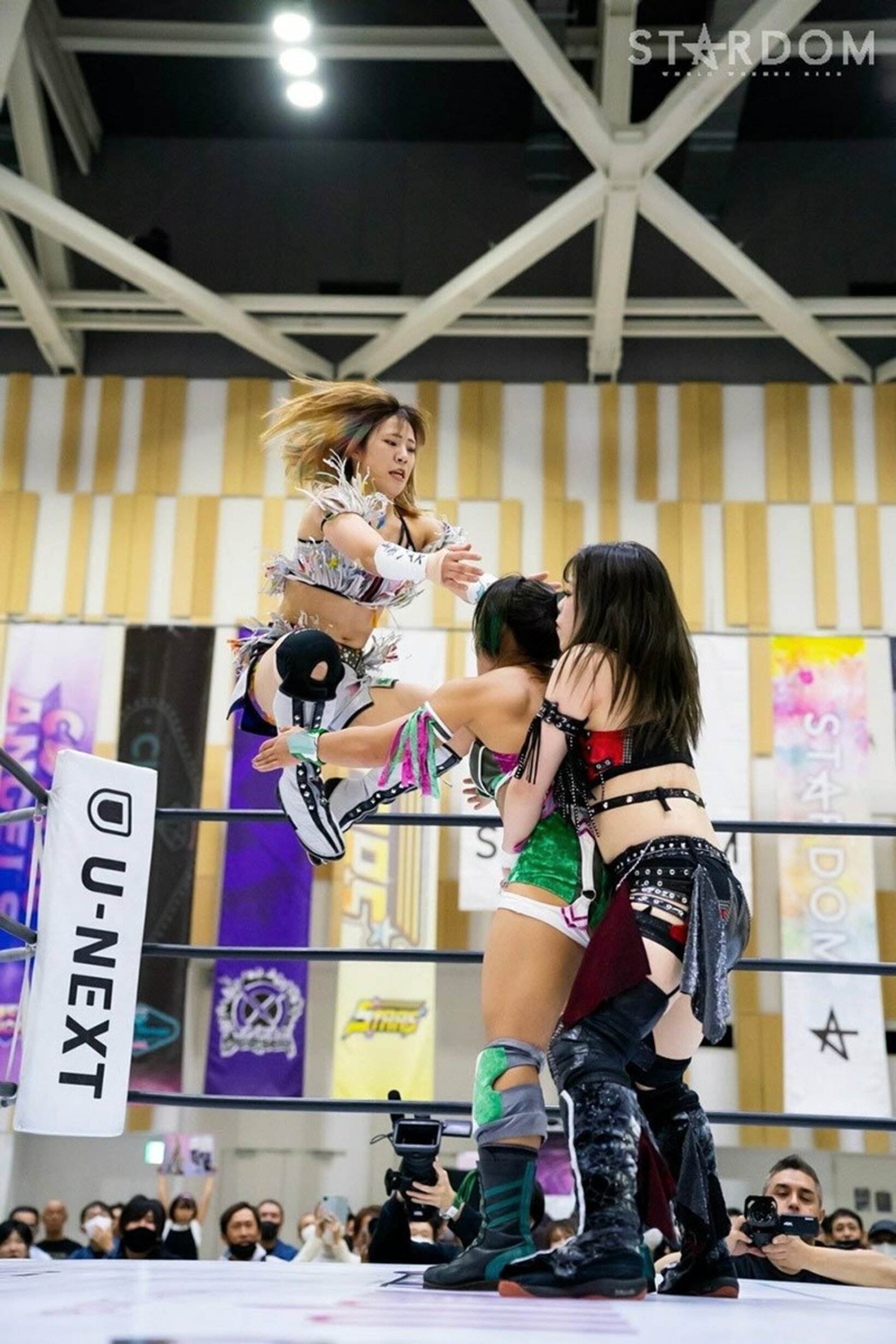 鈴季すず(右)が捕らえた飯田沙耶(中)に立体殺法を見せる星来芽依