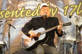 「マル・マル・モリ・モリ！」を熱唱するくっきー！
