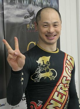  初日一番時計の北津留翼がＶポーズ