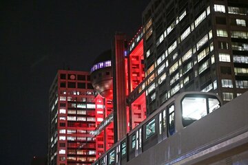 夜空に赤く輝くフジテレビ
