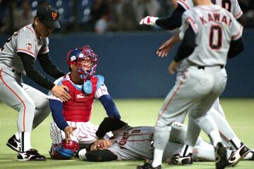 頭部死球で倒れ込んだ村田真一