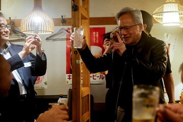 ７月に来日し、日本の居酒屋を楽しんだエヌビディアのジェンスン・フアンCEO（ロイター）