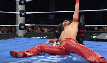 タマ・トンガをカバーしながら自ら腕を上げてカウントする中邑真輔（©AbemaTV, Inc.）