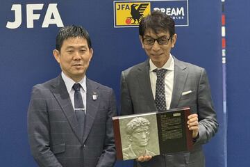 森保一監督（左）からレリーフを受け取った井原正巳氏