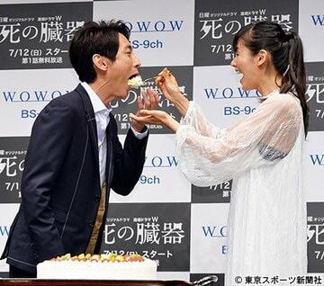小西真奈美（右）から誕生日ケーキを食べさせてもらう小泉孝太郎
