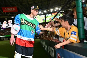 試合後、ファンとタッチするソフトバンク・大津亮介