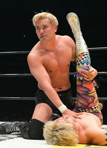 鬼気迫る表情で清宮をフォールしたオカダ