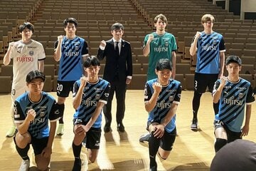 上段左からＭＦ瀬川祐輔、ＦＷ山田新、鬼木達監督、ＧＫ上福元直人、ＤＦ大南拓磨。下段左からＤＦ高井幸大、ＭＦ名願斗哉、ＤＦ松長根悠仁、ＭＦ大関友翔