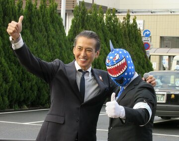 ザ・シャーク（右）の応援演説を行った大沢樹生