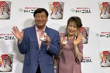 夢グループの石田重廣社長(左)と保科有里