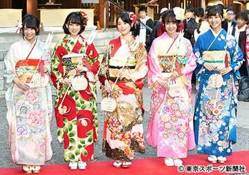 左から北野日奈子、堀未央奈、生田絵梨花、中元日芽香、斎藤ちはる