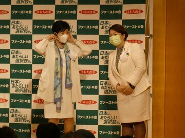  小池氏（左）と荒木氏（東スポWeb）