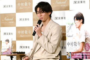 自身のフォトブック発売記念イベントに出席した中村敬斗